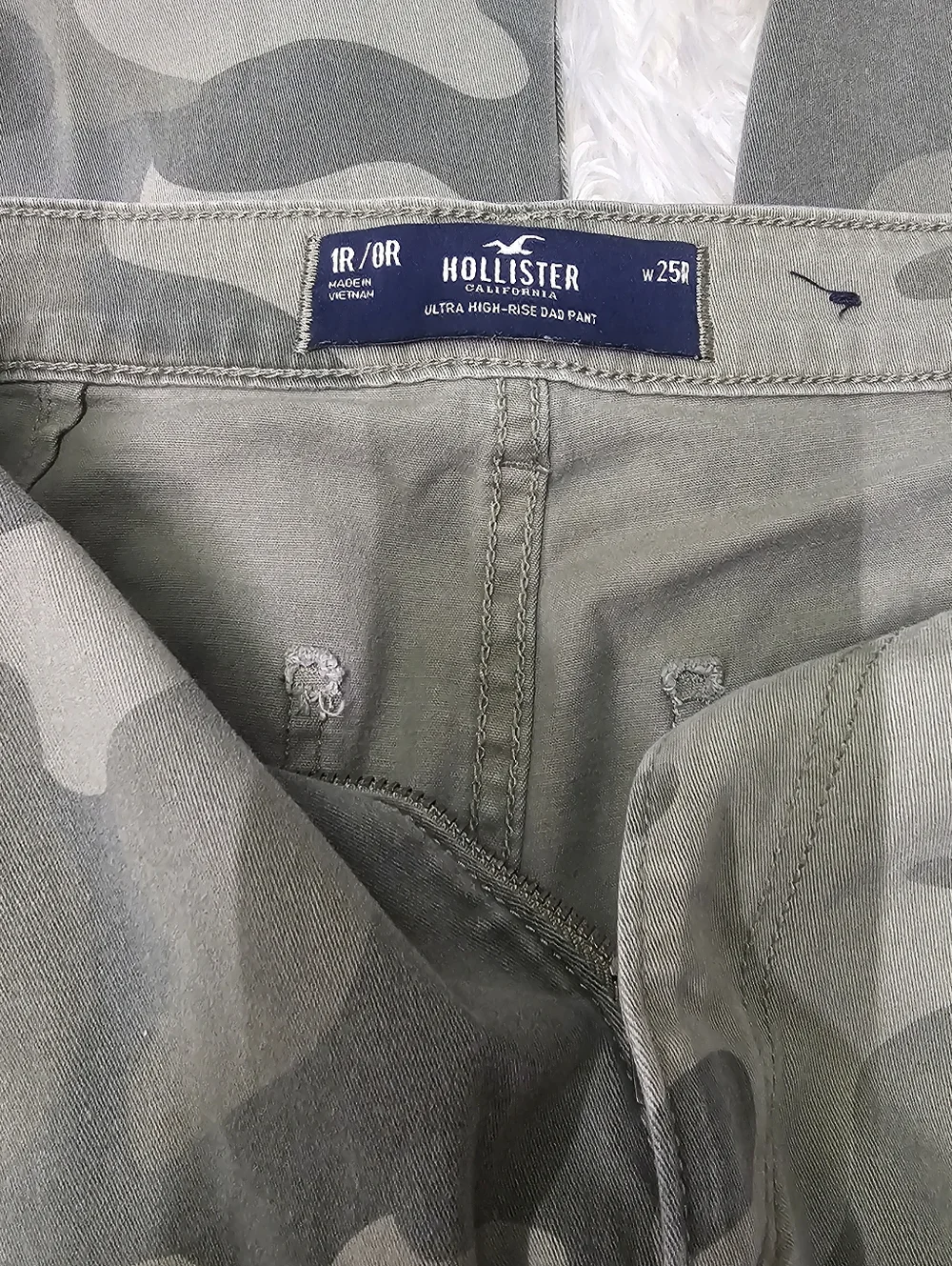 Hollister Jeans Ultra High Rise Dad Pant Utility Cargo In Camouflage Womens - Picture 4 of 10
